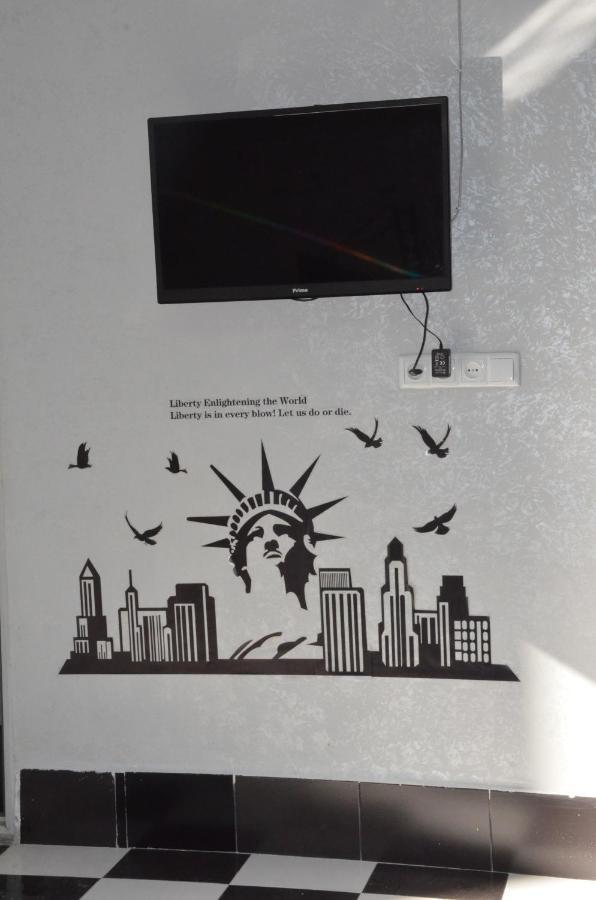 Hostel California バトゥーミ エクステリア 写真